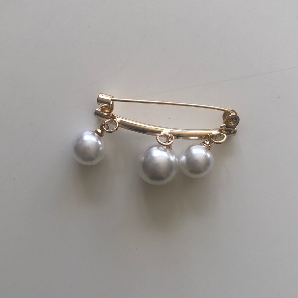 Pearl brooch